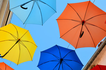 Regenschirme über einer Einkaufsstraße in der Altstadt von Novigrad in Kroatien