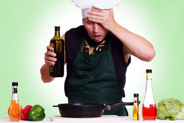 Chef- Koch, hat Fehler gemacht und hält sich die Stirn