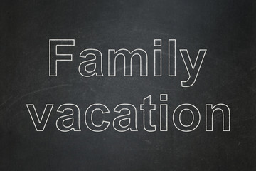 Obraz premium Pojęcie turystyki: rodzinne wakacje na tle tablicy