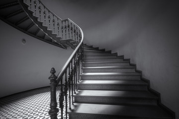 Klasyczne schody w czerni i bieli - obrazy, fototapety, plakaty