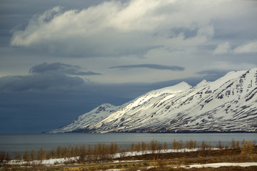 Fototapeta na wymiar Snowy volcano mountain landscape in Iceland