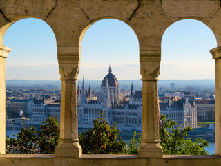 Naklejka premium Budynek parlamentu, miasto Budapeszt, Węgry - widziane przez łuki Baszty Rybackiej Zamku Królewskiego