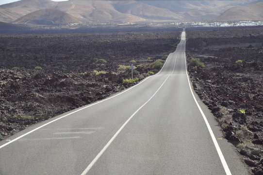  Strada nel deserto di lava