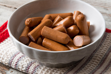 Würstel  tagliati in un contenitore di ceramica bianca su un tavolo