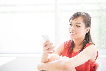スマートフォンを使う女性