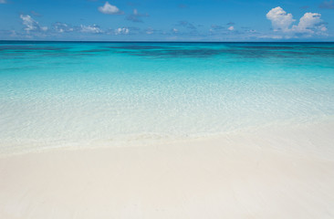 Obraz premium blue sky with sea and beach