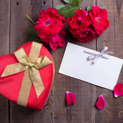 Empty tag,  fresh red roses  and gift box