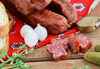 Landj&auml;ger (Rohwurst), Wurst, geschnitten auf Bandana und Holztisch / Brettjause / Traditionell Schweizerisch 