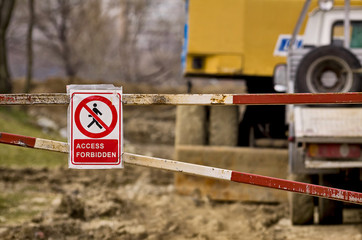 Access forbidden sign near a construction site