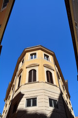 Fototapeta na wymiar The hoause, the street in the blue sky of Rome