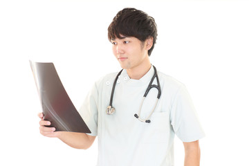 レントゲン写真を持つ医師