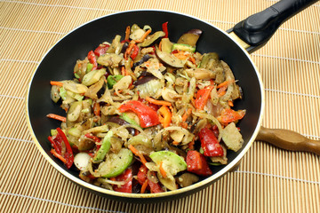 Жареные овощи на сковороде