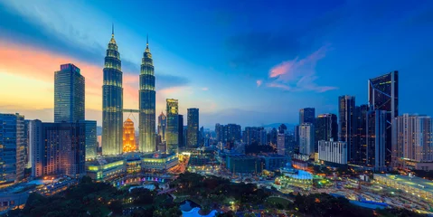 Fotobehang Kuala Lumpur Skyline van Kuala Lumper in de schemering