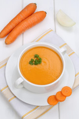 Karottensuppe Karotten Möhren Suppe in Suppentasse