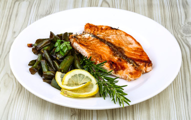 Grilled salmon with green beans