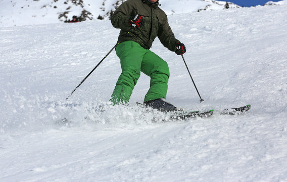 Skifahrer mit grüner Hose