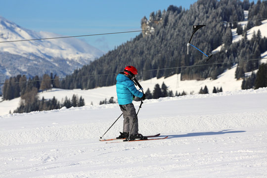 kleiner Skifahrer am Schlepplift
