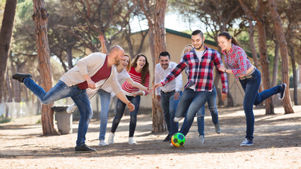 Obraz premium Friends running with ball