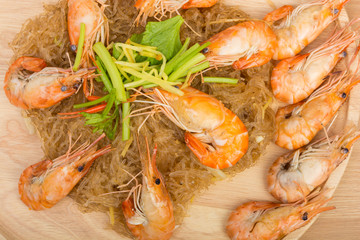 baked vermicelli with shrimp in wood dish