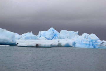 Naturjuwel: Blaue Eisberge auf dem Gletschersee Jökulsarlon (Island)