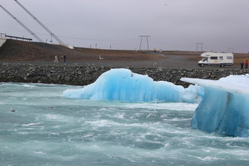Blau schimmernde Eisberge auf dem Fluss Jökulsa auf Island