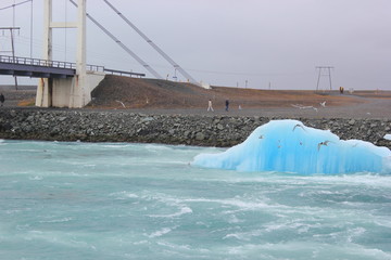 Blauer Eisberg auf dem Fluss Jökulsa auf Island