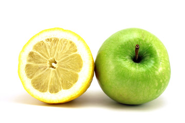 Obraz na płótnie Canvas Lemon and green apple