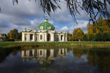 Fototapeta na wymiar MOSCOW, RUSSIA - September 28, 2014: Kuskovo estate of the Shere