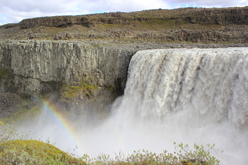 Regenbogen vor dem Wasserfall Dettifoss auf Island