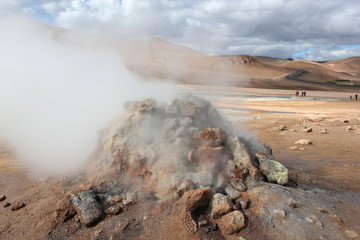 Naturschauspiel: Dampfende Quelle in Hverarönd auf Island