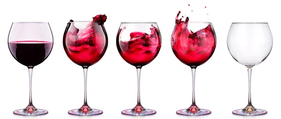 Gardinen Stellen Sie von den Gläsern mit dem Wein ein, der auf einem Weiß getrennt wird © boule1301