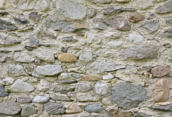 alte Steinmauer mit Mörtel und bunten Kieseln