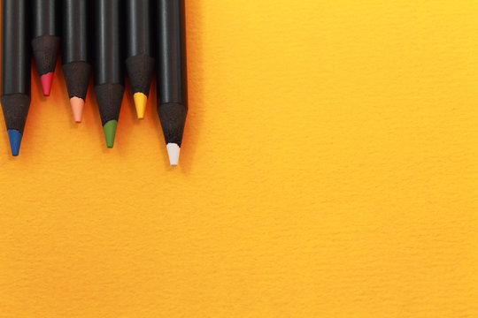 cayons de couleur en bois sur le fond jaune