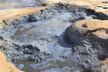 Brodelnde Schlammtöpfe im Hochtemperaturgebiet Hverarönd (Island)
