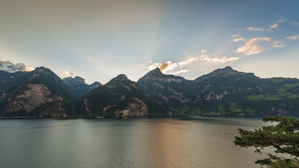 Obraz premium Wspaniała panorama gór i jeziora w środkowej Szwajcarii. Zachodzące słońce malowało chmury we wspaniałym kolorze. Szeroki obiektyw