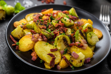 Bratkartoffeln mit Rosenkohl und Bacon