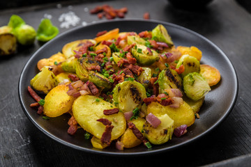 Bratkartoffeln mit Rosenkohl und Bacon
