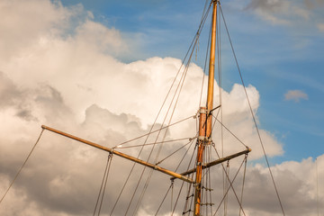 Mast eines alten Segelschiffes