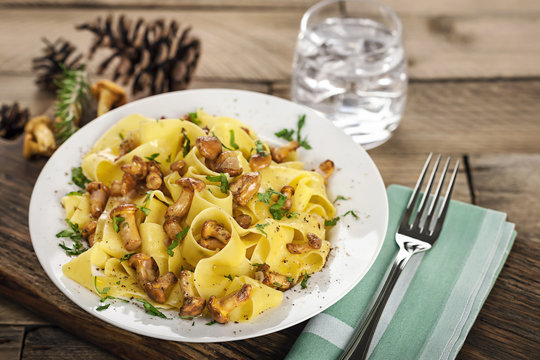 Frische Pfifferlinge an Bandnudeln