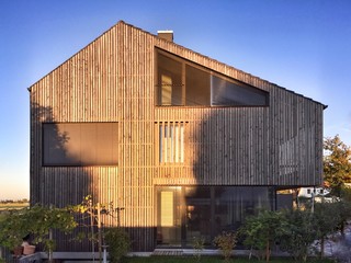 Fototapeta na wymiar Holzhaus - moderne Fassade mit Holzverschalung