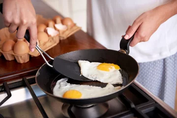 Abwaschbare Fototapete Kochen woman breakfast eggs