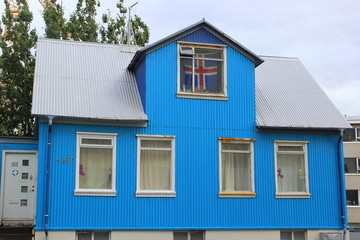 Fototapeta na wymiar Blaues Holzhaus in der Altstadt von Reykjavik (Island)