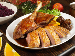 Gänsebraten mit Rotkohl und Maronen