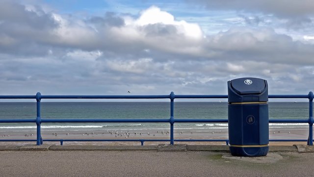 Zeitraffer einer M&uuml;lltonne auf einer Strandpromenade