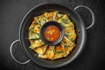 チヂミ　韓国グルメ　アジアのお好み焼き jijim and iron pan Korean food
