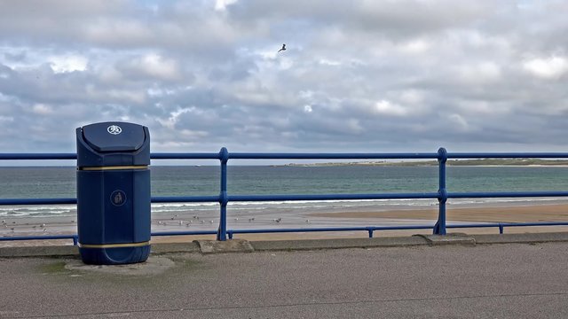 Zeitraffer einer M&uuml;lltonne auf einer Strandpromenade