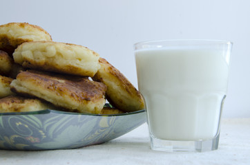 Cottage cheese pancakes with milk