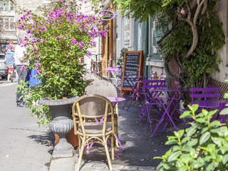 Panele Szklane  PARIS, FRANCJA, 29 SIERPIEŃ 2015. Malownicza letnia kawiarnia na ulicy.