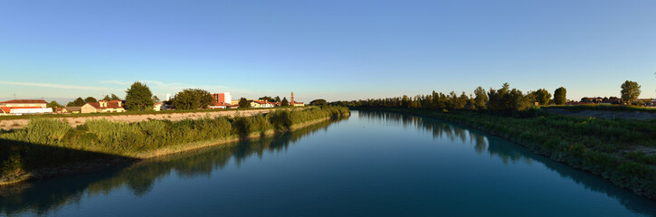 Fototapeta na wymiar Latisana - widok z mostu na rzece Fiume Tagliamento