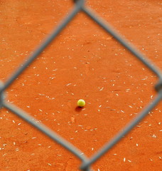 Tennisball auf dem Court